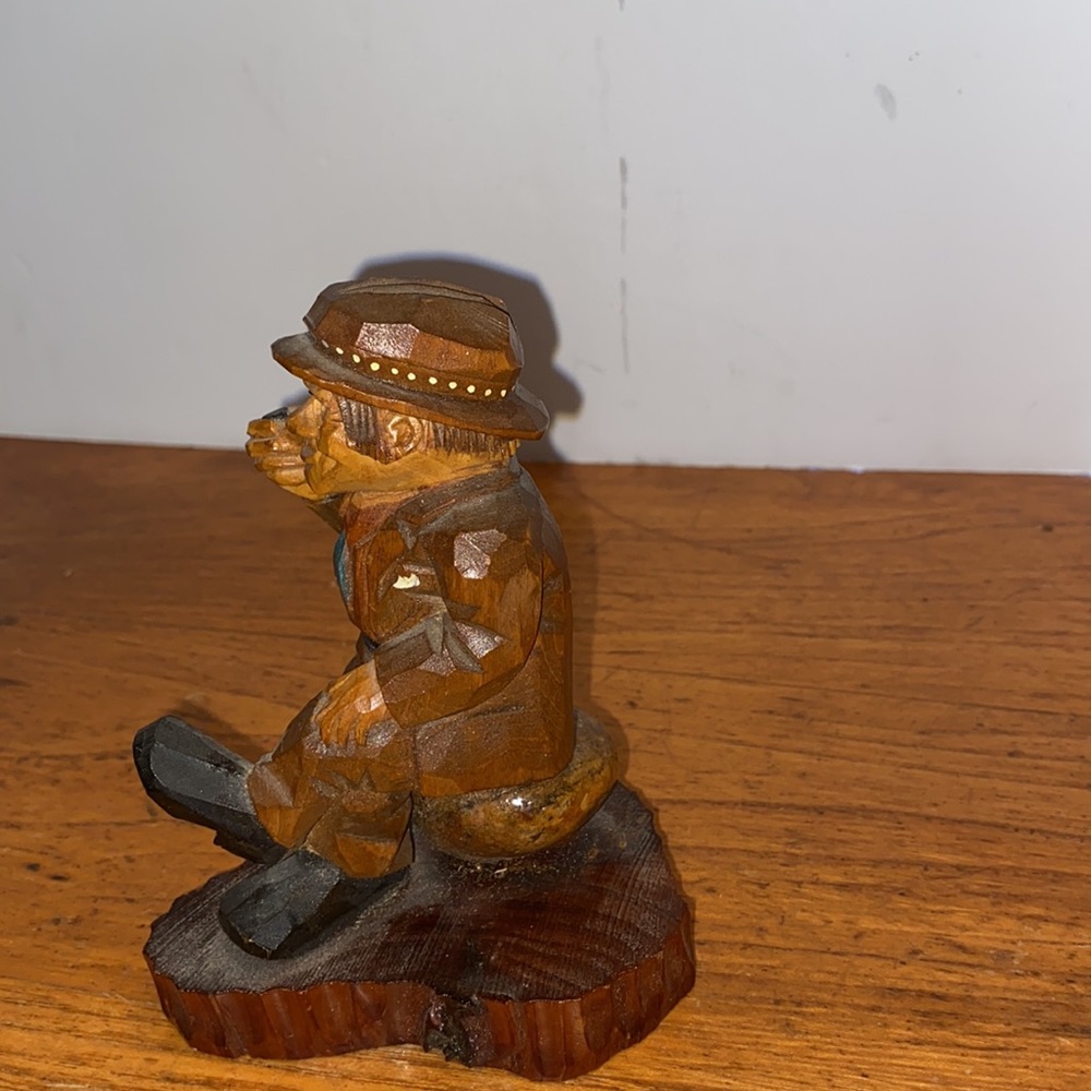 Vintage folk art wooden hand carved man sitting on a rock smoking a pie in suit - Picture 4 of 11